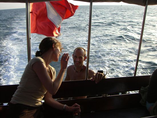 Fahrt zu einem der Tauchplaetze. Oben auf dem Bootsdeck entspannte Ruhe.