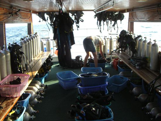 Unterdeck das Tauchequiptment. Hier wird es bei Erreichen des Tauchgebietes stressig...