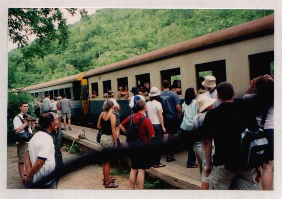 Ganz links mit der Kamera in der Hand stehe ich vor der Abfahrt des Zuges durch das 
"Tal des Todes"