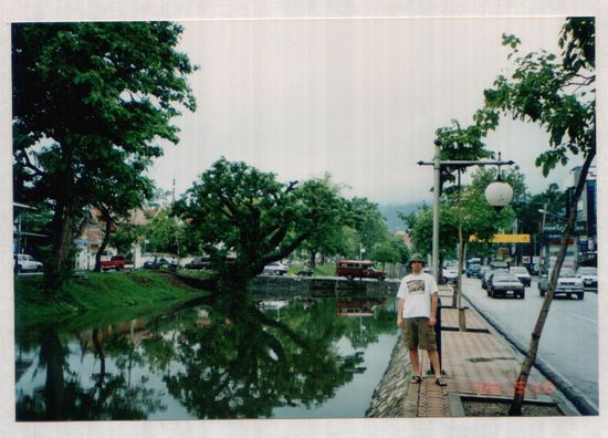 Ich am Wasserkanal in Chiang Mai