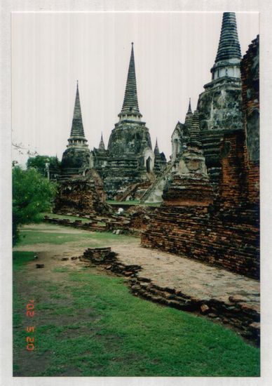 Tempel Wat Phra Si Sanphet in Ayutthaya der zweiten Hauptstadt Thailands. In einer der 3 Chedis liegt u.a. die Asche von König Rama Thibodi II. aus dem 15. Jahrhundert.