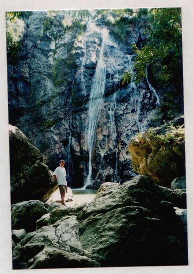 Ich vor einem Wasserfall auf der Insel