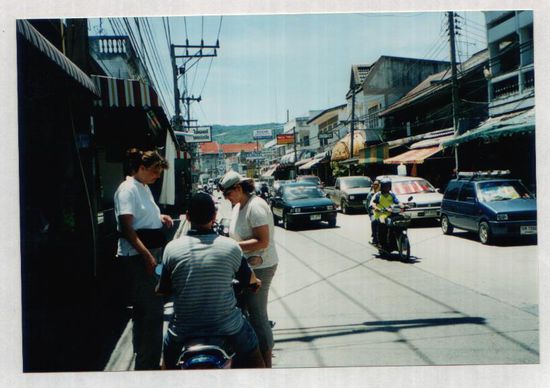 Ein Deutsches Pärchen das wir bereits in Bangkok
kennen gelernt hatten und die uns in Nathon
über den Weg liefen.
Da war die Freude groß.