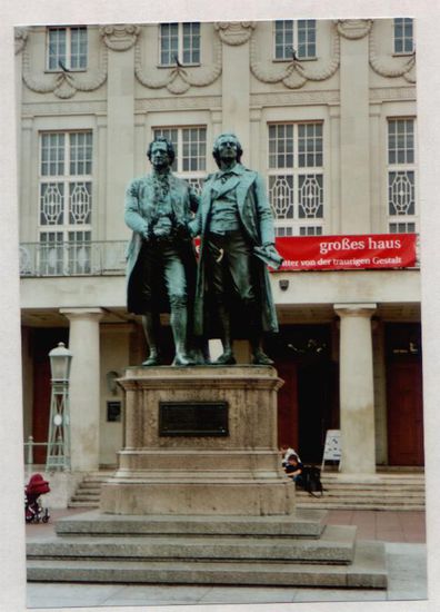 Das Dichterpaar vor dem Deutschen Nationaltheater
