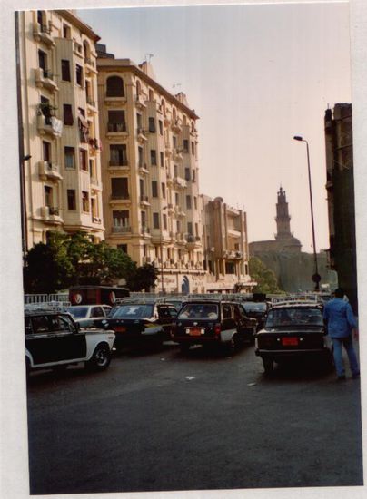Alltägliches Verkehrschaos in Kairos Straßen auf dem Weg zum Flughafen.