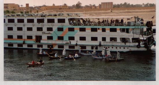 Händler verkaufen Ihre Waren an Kreuzfahrttouristen