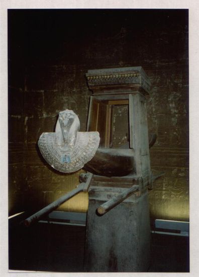 Senfte im Edfu Tempel