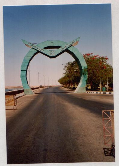 Auf dem Assuan Staudamm