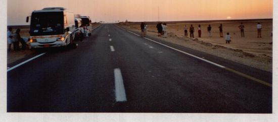 Sonnenaufgang früh morgends mitten in der Wüste auf dem Weg nach Abu Simpel