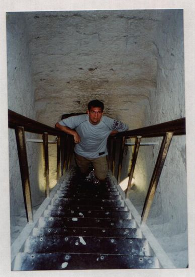 Ich beim Aufstieg aus einer Grabkammer