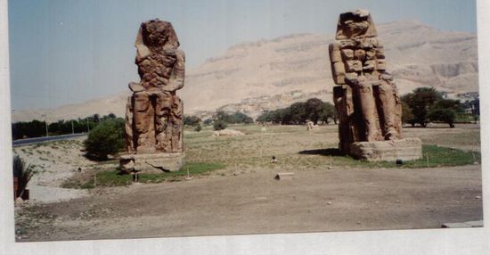 Die 18 m hohen Memnon Kolosse