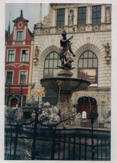 Der Neptunbrunnen vor dem Artushof