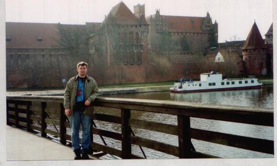Ich auf einer Brücke über den Nogat.
Im Hintergrund die Marienburg