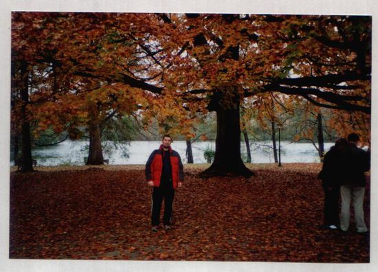 Ich am See von Lagow vor eine wunderschönen
 bunten Eiche mitten im Herbst.