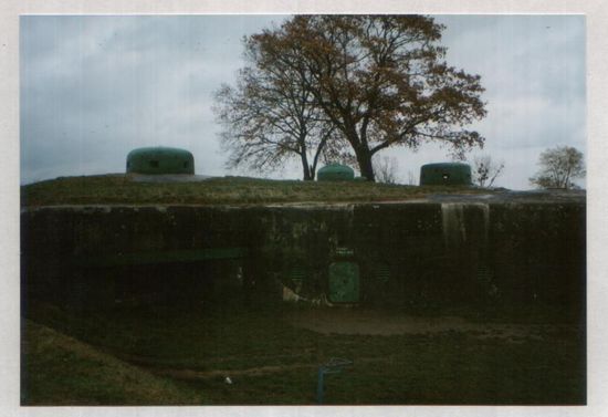 Ein verschloßener Eingang zum Bunker des Ostwalls bei Hochwalde mit Panzertürmen