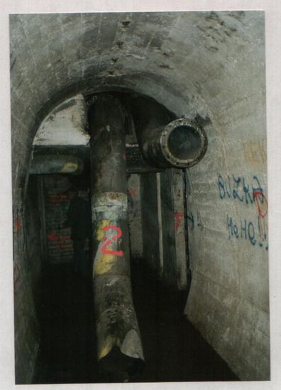 Seitengang mit Versorgungsrohren