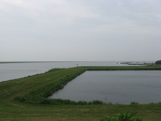 Im Hintergrund führt der Mitteldeich nach Enkhuizen