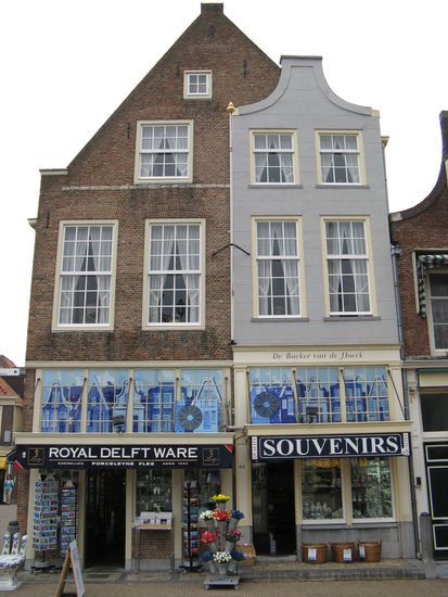 Mitte des 17. Jahrhunderts gab es in Delft
ca. 32 Porzelanmanufakturen.
Royal Delft ist die einzige bis heute ununterbrochene in Betrieb gebliebende Manufaktur.
