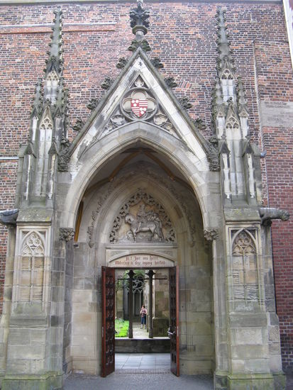 An der Universität gegenüber dem Domturm