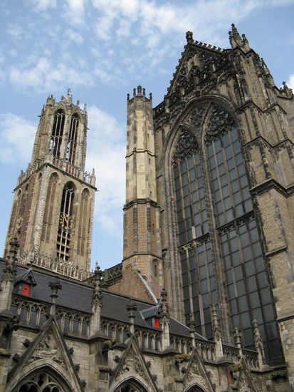 An der Universität mit Domturm im Hintergrund