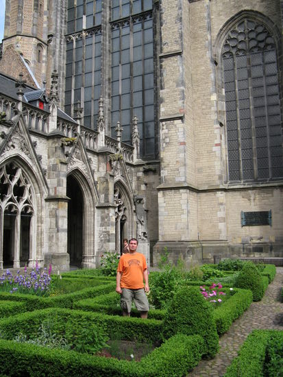 Ich im Hof  gegenüber dem Domturm
