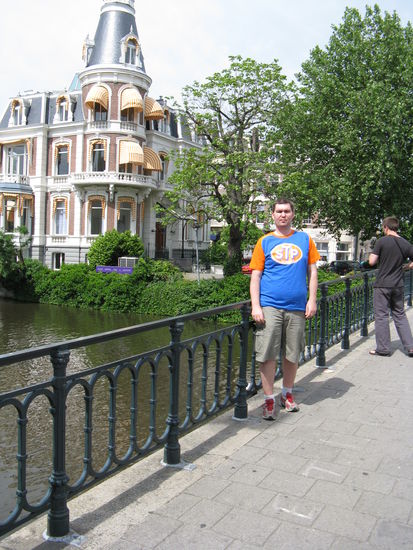 Ich auf der Brücke gegenüber vom Reichsmuseum