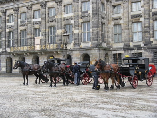 Vor dem Königlichen Palast
