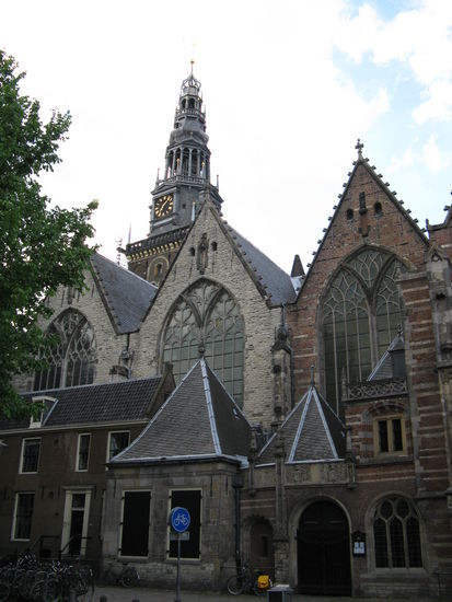 Oude Kerk Ältestes Gebäude in Amsterdam.
Die Kirche steht im Rotlichtviertel 
und wurde im 13. Jahrhundert erbaut