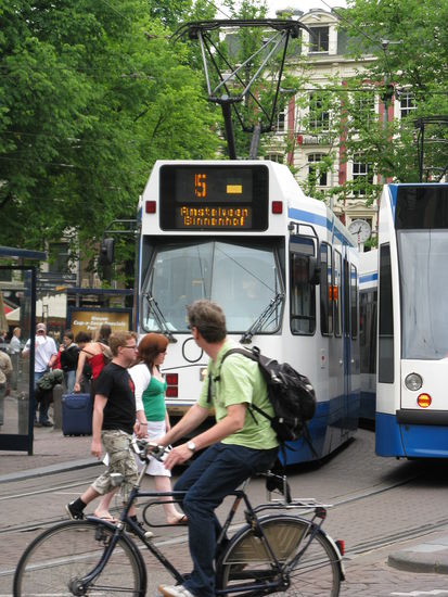 Die wichtigsten Verkehrsmittel in Hollands
Städten Tram und Fahrrad wie hier in 
Amsterdam