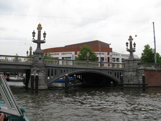 Blaue Brücke über die Amstel
 Im Hintergrund das Musik Theater.
Der Name stammt von der blauen Holzbrücke die dort früher stand.