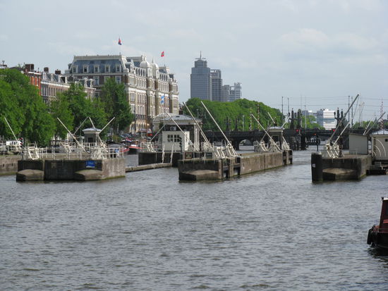 Blick auf die Amstel mit Schleusen