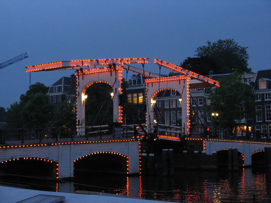 Magere Brug die wohl berühmteste Brücke
Amsterdams