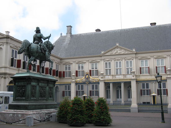 Königlicher Palast Noordeinde Amtsitz der
niederländischen Monarchie
Davor Reiterdenkmal von König Wilhelm den Schweiger