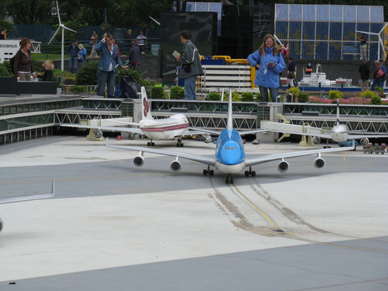Ute bewundert im Hintergrund die Flugzeuge