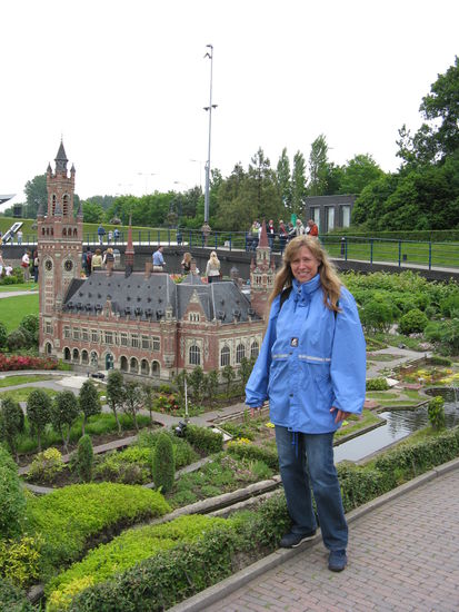 Ute vor dem Friedenspalast in Den Haag