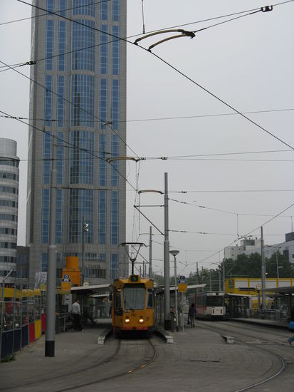 Tram vor The Westin Rotterdam gegenüber vom Hauptbahnhof