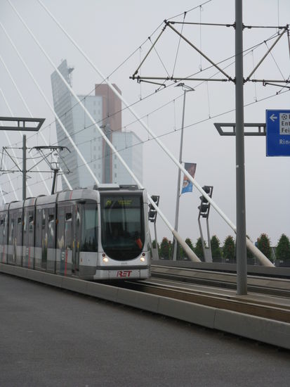 Tram auf der Erasmusbrücke