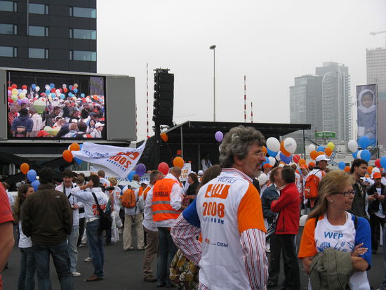 Veranstaltung am Ufer der Maas in Rotterdam
