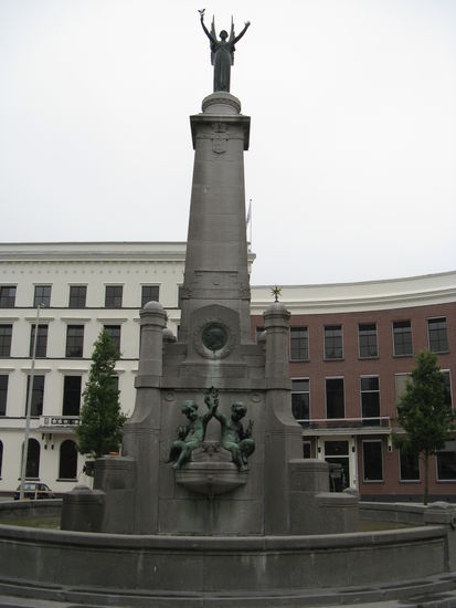 Denkmal vor dem Weltmuseum