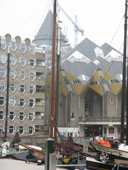 Rechts das Kubus Haus am alten Hafen