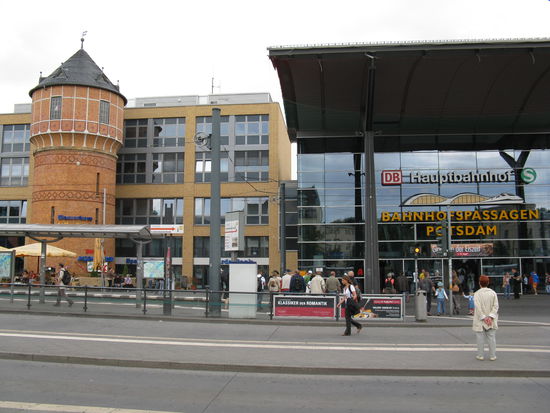 Das Eingangstor nach Potsdam ist der
Hauptbahnhof ( früher Potsdam Stadt ).
Es bestehen sehr gute Verbindungen nach
Berlin mit RE und S Bahn.