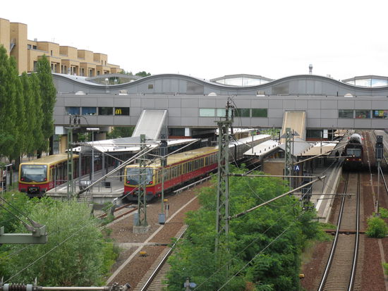 Blick auf die Gleisanlagen des Hbf Potsdam
mit Berliner S Bahn Richtung Osten