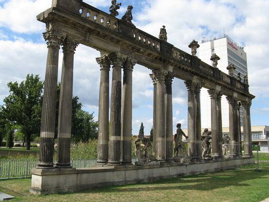 Ringerkolonnade im Potsdamer Lustgarten mit Mercure Hotel im Hintergrund