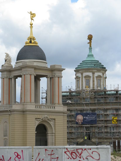 Fortunaportal als Eingang des ehemaligen Stadschloßes im Hintergrund das Potsdamer Rathaus am Alten Markt