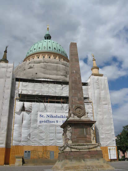 Marmorobelisk mit eingerüsteter Nikolaikirche im Hintergund die von Karl Friedrich Schinkel ab 1830 erbaut wurde am Alten Markt