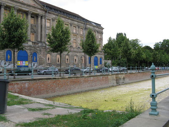 Potsdamer Stadkanal entstanden im Mittelalter der von Friedrich Wilhelm I ab 1722 begradigt und weiter ausgebaut wurde.1965 wurde er zugeschüttet
und seit 1999 wieder hergerichtet.