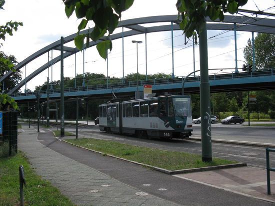Tram  zum Bahnhof Pirschheide
Im Hintergrund Brücke der Regionalbahn
nach Pirschheide