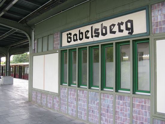 S Bf Babelsberg mit S Bahn Zug im
Hintergrund Richtung Berlin