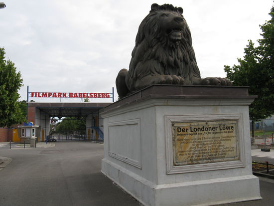 Der Löwe aus dem Film in 80 Tagen
 um die Welt