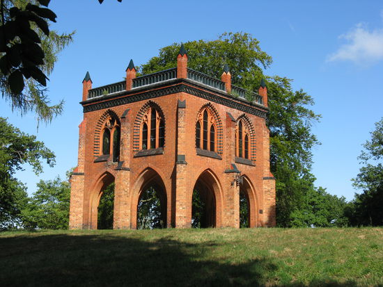 Auf der Lennehöhe steht die Gerichtslaube von Orginalteilen aus den
13. Jahrhundert. Aus dem Zentrum Berlins
mußte Sie für den Bau des Roten Rathausesweichen und wurde 1871 neu errichtet.